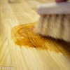 Enlever des taches sur une table ou un plan de travail